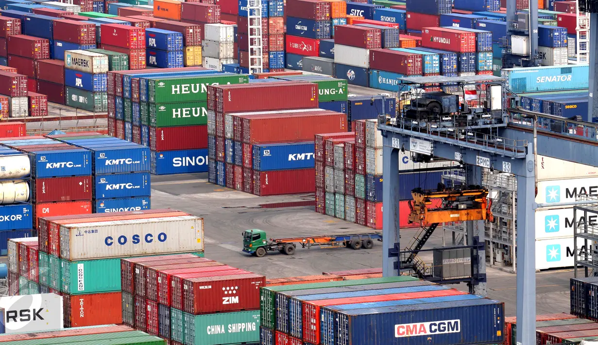 Suasana bongkar muat di Jakarta International Contener Terminal (JICT),Tanjung Priok, Jakarta, Selasa (15/9/2015). Nilai ekspor Indonesia Agustus 2015 mencapai US$12,70 M atau meningkat 10,79 persen dibanding ekspor Juli 2015. (Liputan6.com/Angga Yuniar)