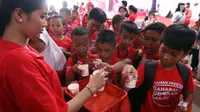 Anak-anak berebut susu saat peringatan Hari Anak Nasinonal di Taman Prestasi, Jakarta, Minggu (21/7/2019). Peringati Hari Anak Nasional SGM Eksplor hadirkan "Taman Prestasi Sahabat Generasi Maju" untuk mendukung asah potensi prestasi si Kecil Jadi anak Generasi Maju. (Liputan6.com/Johan Tallo)