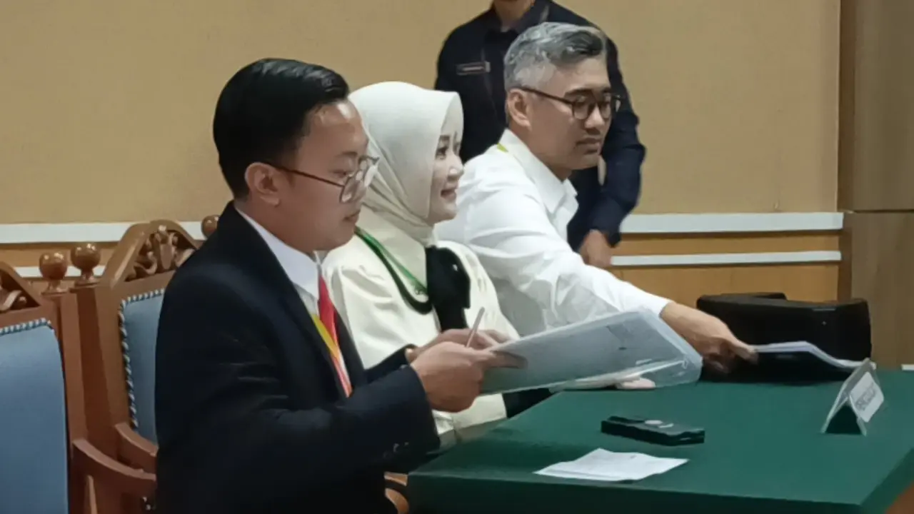 Anggota DPR Atalia Praratya menghadiri sidang gugatan perceraian terhadap mantan Gubernur Jawa Barat Ridwan Kamil di Pengadilan Agama Bandung, Rabu (31/12/2025).