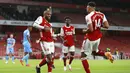 Pemain Arsenal, Alexandre Lacazette, melakukan selebrasi bersama Pierre-Emerick Aubameyang, usai membobol gawang West Ham United pada laga Premier League di Stadion Emirates, Sabtu (19/9/2020). Arsenal menang dengan skor 2-1. (AP/Ian Walton, Pool)