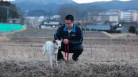 Kisah Korban Selamat Tsunami Jepang, 'Ayah Ingin Aku Jadi...' (Kazuma Obara/Guardian)