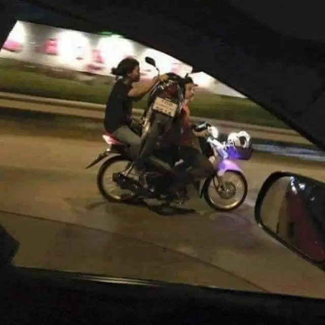Kelakukan Tak Biasa yang Dilakukan Pemotor (Instagram/@meta_visions)