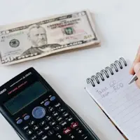 Buat catatan anggaran keluar dan masuknya uang/copyright pexels/Photo By: Kaboompics.com