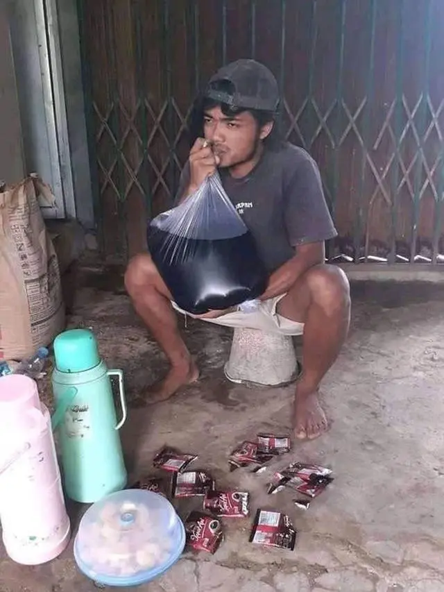 6 Aksi Gokil Orang Minum Porsi Jumbo, Perut Siap Kembung