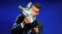 Bintang Real Madrid, Cristiano Ronaldo, meraih penghargaan UEFA Best Player in Europe 2015-2016, Kamis (25/8/2016). (AFP/Valery Hache)