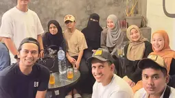 Pada momen tersebut, netizen dibuat salah fokus dengan kehadiran Egy Maulana Vikri. Seperti diketahui, pemain sepak bola itu kerap disebut menjalin hubungan spesial dengan Adiba. Tampak pula Nadzira Shafa, istri dari mendiang Amer Azzikra putra mendiang Ustaz Arifin Ilham turut hadir memeriahkan. (Liputan6.com/IG/@_ummi_pipik_)