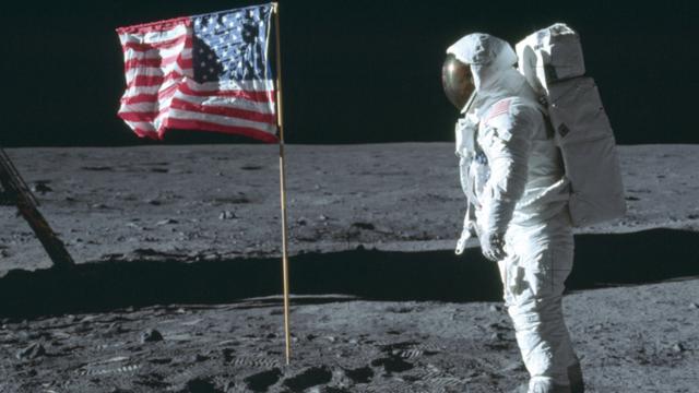 Cuplikan dari video pendaratan di bulan yang langka.