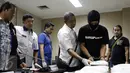 Tersangka menunjukkan barang bukti berupa sabu di Badan Narkotika Nasional (BNN), Jakarta, Kamis (8/10/2015). BNN berhasil menggagalkan upaya penyeludupan sabu jaringan Surabaya-Jakarta. (Liputan6.com/Yoppy Renato)