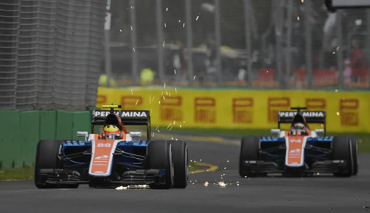 Pembalap F1 tim Manor Racing, Rio Haryanto bersama rekan setimnnya Pascal Wehrlein saat sesi latihan pertama di Australian Formula One Grand Prix di Melbourne (18/3). Dalam latihan tersebut mobil Rio mengeluarkan percikan api. (REUTERS/Jason Reed)
