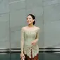 Kerap jadi bridesmaid sahabatnya, salah satu penampilan terbarunya sebagai bridesmaid adalah dengan mengenakan kebaya bernuansa kehijauan yang super cantik ini. Kebaya dengan siluet off-the-shoulder ini sangat cantik dengan payet yang berkilauan, dipadukan kain batik cokelat sebagai rok, dan dipermanis dengan kalung model choker. [@maudyayunda]