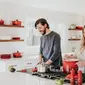 Memasak menjadi aktivitas yang menyenangkan namun bisa menjadi menyebalkan jika area backlash kotor karena noda minyak dan grout. (Foto: Unsplash.com/Becca Tapert)