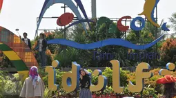 Pengunjung berfoto di depan tulisan Ancol saat berwisata ke Taman Impian Jaya Ancol, Jakarta, Kamis (7/7). Ancol tetap menjadi primadona tempat wisata bagi warga Jakarta dan sekitar untuk mengisi libur Lebaran. (Liputan6.com/Johan Tallo)