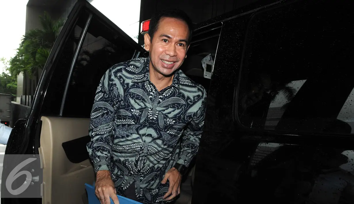 Terpidana kasus suap sengketa Pilkada Lebak Banten, Tubagus Chaeri Wardhana alias Wawan tersenyum saat turun dari mobil tahanan untuk menjalani pemeriksaan di Gedung KPK, Jakarta, Senin (21/3). (Liputan6.com/Helmi Afandi)