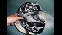 Cara mencuci helm sepeda motor. (instructables.com)
