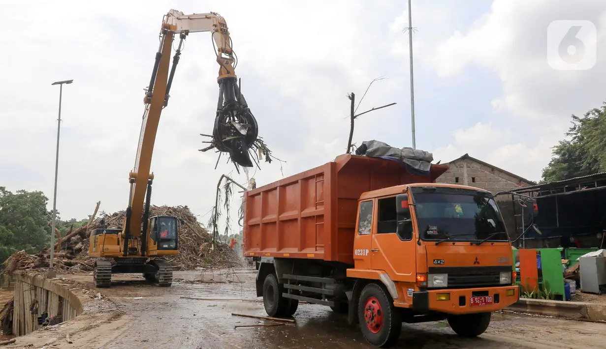 Pada Senin (3/3/2025) pagi, sebanyak 1.500 ton sampah berhasil diangkut dari Saringan Sampah Ciliwung di TB Simatupang. (Liputan6.com/Herman Zakharia)