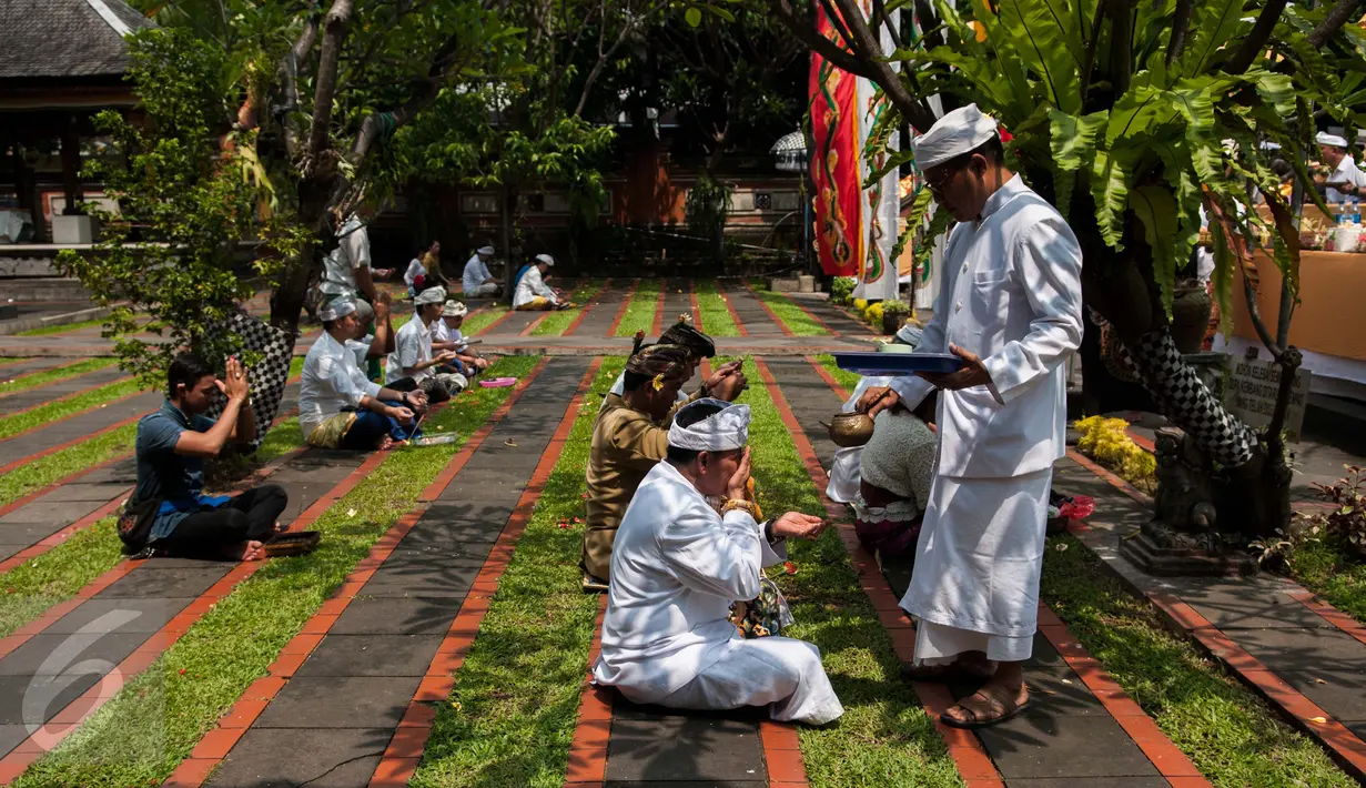 Umat Hindu meminum air suci (tirta) dalam prosesi Tawur Agung Kesanga di Pura Aditya Jaya, Jakarta, Senin (27/3). Prosesi Tawur Agung tersebut merupakan rangkaian perayaan Hari Raya Nyepi tahun baru saka 1939. (Liputan6.com/Gempur M Surya)