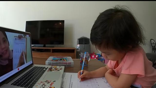 5 Potret Aktivitas Nastusha, Anak Glenn Alinskie dan Chelsea Saat 'Di Rumah Aja'