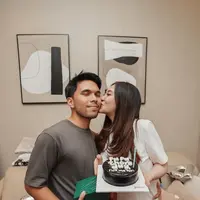 Dalam potret yang dibagikan, Aaliyah  Massaid memilih kaus oblong putih polos sebagai andalan. [@aaliyah.massaid].