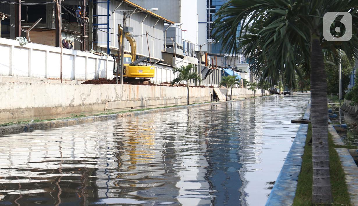 Banjir rob yang menggenangi kawasan Pelabuhan Perikanan Samudera Nizam Zachman, Muara Baru, Jakarta, Sabtu (6/11/2021). Banjir rob tersebut disebabkan karena naiknya permukaan air laut. (Liputan6.com/Herman Zakharia)