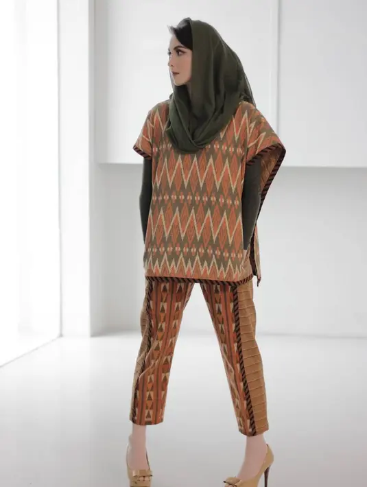 "Bedanya sekarang duduknya begini (lebih anggun). Kalau dulu kan cewawaan (kayak sembarangan)," kata Arumi Bachsin sambil tertawa. (Instagram/arumibachsin_94)