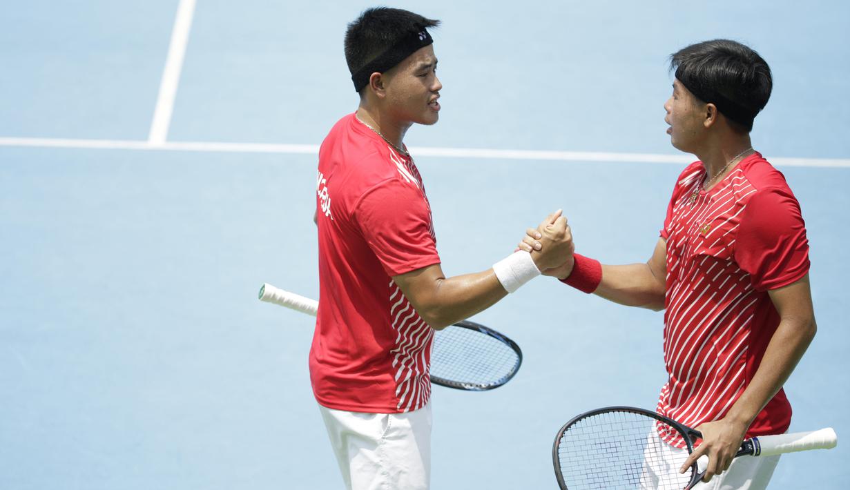 Ganda putra Indonesia, David Susanto / Anthony Susanto, saat melawan ganda putra Selandia Baru, Michael Venus / Marcus Daniell pada laga Piala Davis 2019 Grup II Zona Asia/Oceania di Stadion Tenis GBK, Jakarta, Sabtu (14/9). David / Anthony kalah 0-6 dan 2-6. (Bola.com/Vitalis Yogi Trisna)