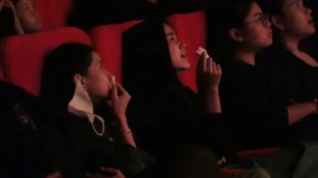 Reaksi penonton film Miracle In Cell No. 7 di Bandung. (Foto: Dok. Falcon Pictures)