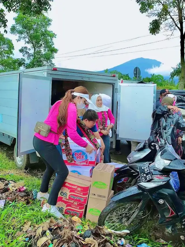 Heni Tania saat menyalurkan bantuan untuk korban gempa Cianjur (https://www.instagram.com/p/CldR9ehvBb5/)