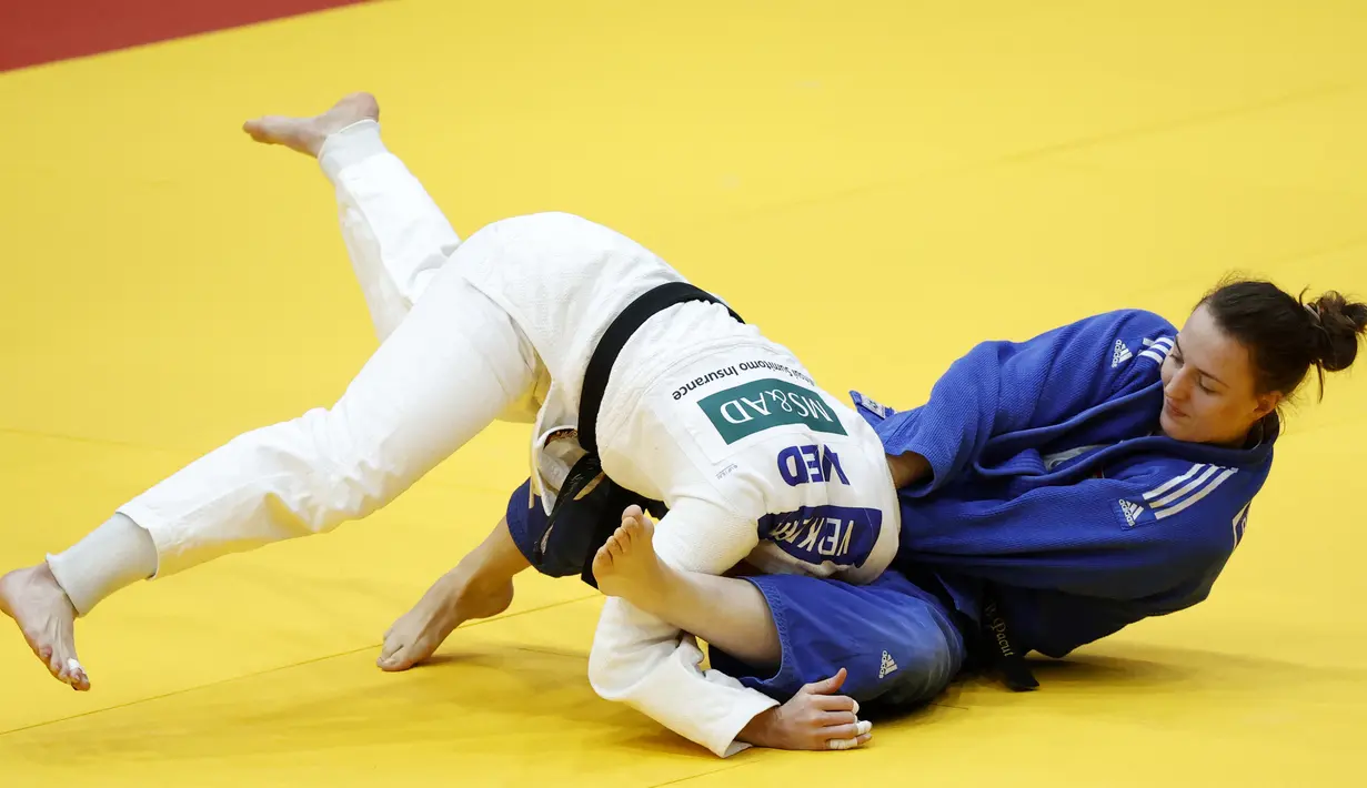 Pejudo wanita asal Belanda Marhinde Verkerk (kiri) bertanding melawan Beata Pacut asal Polandia dalam ajang Tel Aviv Grand Slam 2021. (Foto: AFP/JACK Guez)