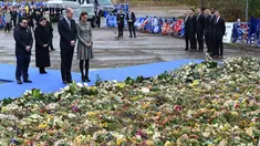 Pangeran William dan Kate Middleton mendatangi lokasi jatuhnya helikopter di luar Stadion King Power, Leicester, Rabu (28/11). William dan Kate memberikan penghormatan kepada korban tewas dalam kecelakaan helikopter pada 27 Oktober 2018. (Paul ELLIS/AFP)