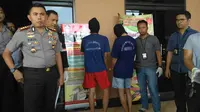 Polisi menangkap lima tersangka penyerangan air keras di Klender. Tiga di antaranya adalah anak di bawah umur (Liputan6.com/Nanda)