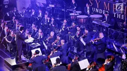 Twilite Orchestra dengan konduktor musik Addie MS tampil dalam konser Symphony Under The Stars di Lippo Mall Kemang, Jakarta, Sabtu (28/7). Mereka membawakan sountrack film terfavorit baik dari dalam maupun luar negeri. (Liputan6.com/Fery Pradolo)