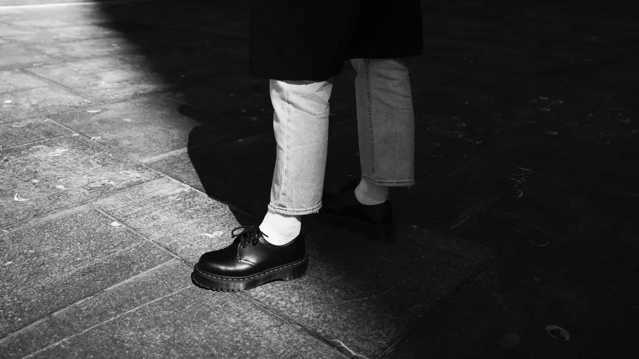 Ilustrasi sepatu Dr. Martens alias Docmart. (dok. unsplash/Michael Afonso)