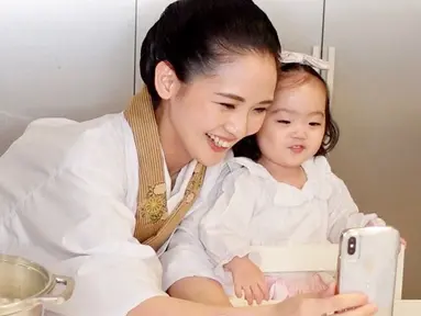 Moe atau Kimono Mom (kiri) bersama Sutan selfie saat pembuatan video Youtube saat memasak Sushi Roll. Sebelum menjadi Youtuber, Kimono Mom merupakan seorang Geisha di kampung halamannya di Kyoto. (Instagram/@kimono_mom)