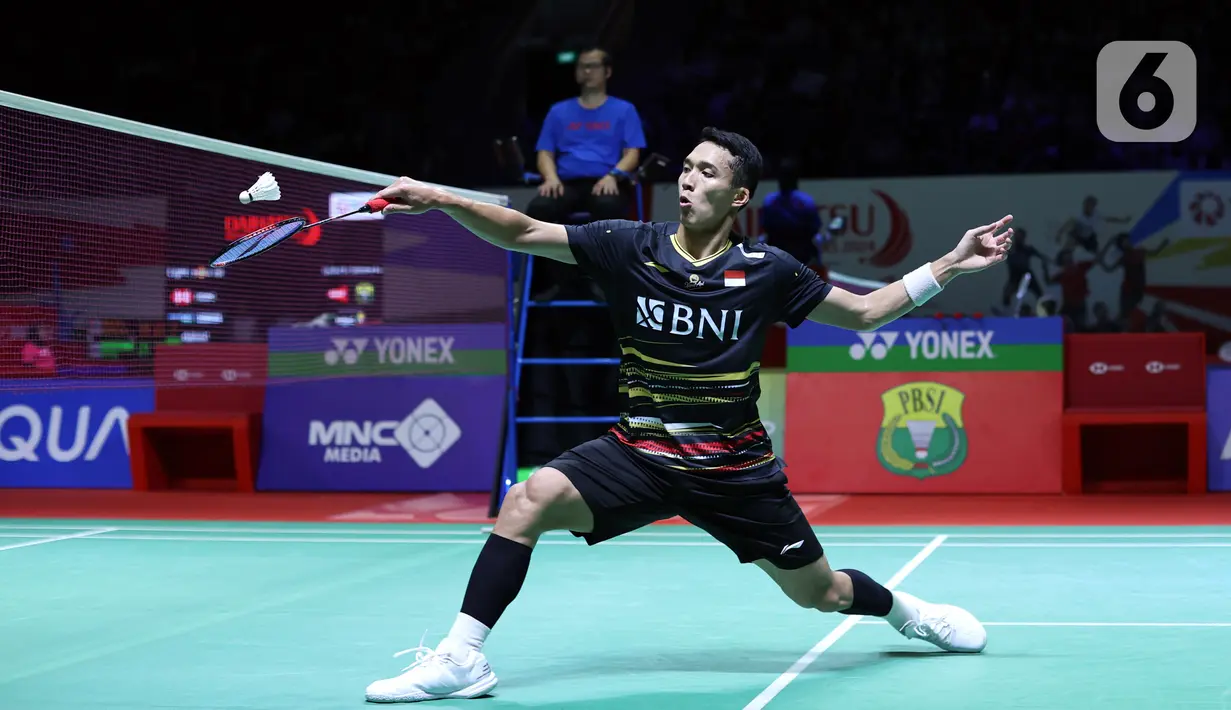 Jonatan Christie coba mengembalikan dominasinya di awal game ketiga. Namun, justru Lu Guang Zu yang lebih sering memimpin jalannya poin memasuki set penentu. Wakil Merah Putih baru bisa berbalik unggul 11-10 saat interval. (Bola.com/M. Iqbal Ichsan)