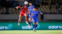 Pemain Arema FC, Achmad Maulana Syarif (tengah) berduel udara dengan pemain Borneo FC, Berguinho pada laga final Piala Presiden 2024 di Stadion Manahan, Solo, Minggu (4/8/2024). (Bola.com/Bagaskara Lazuardi)