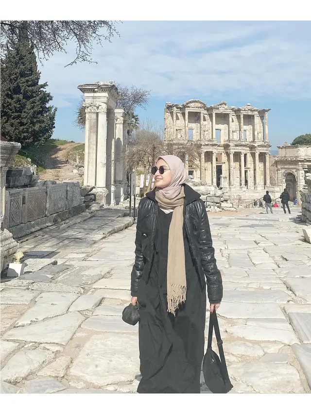 Kunjungi Masjid Hagia Sophia, Ini 6 Potret Zee Zee Shahab saat Liburan di Turki