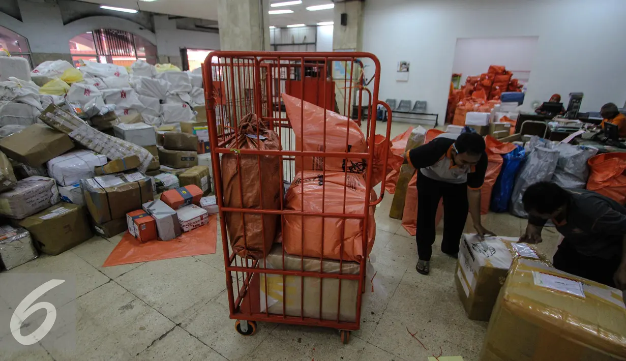 Memasuki H-8 Lebaran Idul Fitri 1436 H di Kantor Pos Besar Jakarta terjadi peningkatan aktifitas pengiriman paket barang, Jakarta, Rabu (8/7/2015). Pengiriman paket pos meningkat 20 persen atau mencapai 4000 paket setiap hari. (Liputan6.com/Faizal Fanani)
