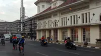 Sejumlah pengendara melintas di Jalan Asia Afrika di Kota Bandung, Jumat (11/9/2020). (Liputan6.com/Huyogo Simbolon)