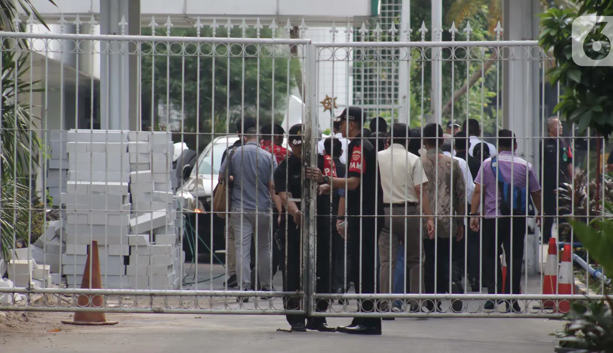 Petugas keamanan menutup gerbang masuk ruang gawat darurat VVIP usai kedatangan Menko Polhukam Wiranto di Rumah Sakit Pusat Angkatan Darat, Jakarta, Kamis (10/10/2019). Wiranto ditusuk orang tak dikenal usai kunjungan di wilayah Banten. Liputan6.com/Helmi Fithriansyah)
