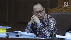 Terdakwa dugaan korupsi penerbitan SKL BLBI, Syafruddin Arsyad Temenggung saat menjalani sidang lanjutan di Pengadilan Tipikor, Jakarta, Senin (6/8). Sidang mendengar keterangan dua saksi ahli. (Liputan6.com/Helmi Fithriansyah)