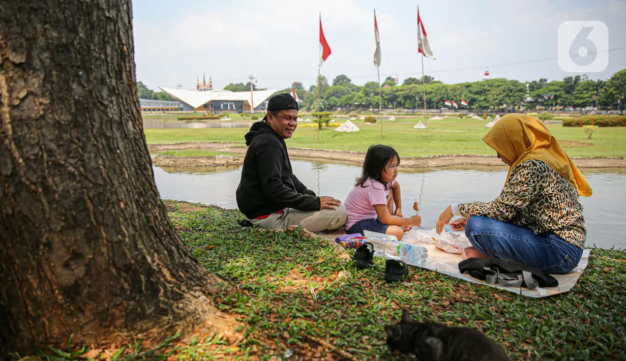 Wisatawan bersantai saat mengunjungi TMII, Jakarta, Kamis (20/8/2020). Libur panjang yang bertepatan tahun baru islam di manfaatkan masyarakat bersama keluarga  berlibur ke sejumlah tempat wisata. (Liputan6.com/Faizal Fanani)
