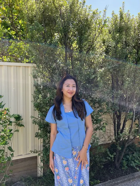 Dalam edisi rayakan Hari Kebaya, Sherina Munaf tampil menawan kenakan kebaya kutubaru pendek polos dan kain batik serba warna biru. [Foto: Instagram/sherinamunaf]