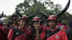 Suporter Semen Padang dengan atribut tanduk kerbau jelang final Piala Jenderal Sudirman antara Semen Padang melawan Mitra Kukar di Stadion Utama Gelora Bung Karno, Jakarta, , Minggu (24/1/2016). (Bola.com/Vitalis Yogi Trisna)