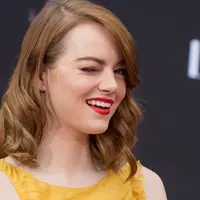 Emma Stone, aktris peraih Piala Oscar ini ternyata cukup kritis dalam urusan pendapatan yang diterimanya. Adanya diskriminasi gender di industri hiburan di Hollywood, tak membuat Emma diam begitu saja. (AFP/Bintang.com)