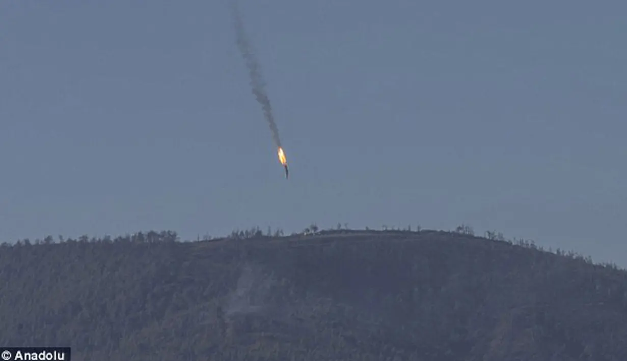 Pesawat jet Rusia yang terbakat dan akan menabrak daerah pegunungan di wilayah Perbatasan Turki dan Suriah. Sebelumnya Militer Turki sudah memperingatkan Jet Rusia sebanyak 3 kali sebelum akhirnya ditembak. (Dailiymail)