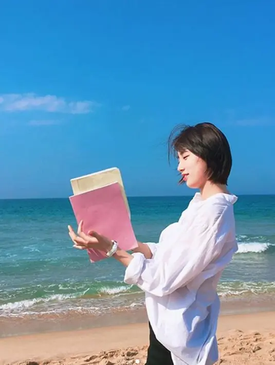 “Suzy pun senang kencan. Namun ia menyadari profesinya sebagai artis dan imagenya sebagai idola. Untuk itu ia harus menjaga sikapnya. Suzy tak ingin membuat skandal,” ujar sumber. (Instagram/skuukzky)