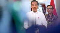 Presiden Joko Widodo didampingi Ketua Dewan Pengarah Tim Penyelesaian Non-Yudisial Pelanggaran HAM Berat Masa Lalu memberikan keterangan terkait pelanggaran HAM masa lalu di Istana Merdeka, Jakarta, Rabu (11/1/2023). Pemerintah Indonesia mengakui terjadinya 12 pelanggaran HAM berat di masa lalu dan akan memulihkan hak-hak korban secara adil dan bijaksana tanpa menegasikan penyelesaian yudisial. (FOTO: Muchlis Jr-Biro Pres Sekretariat Presiden)