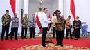 Presiden Joko Widodo (kiri) menerima laporan terkait pelanggaran HAM masa lalu dari Ketua Dewan Pengarah Tim Penyelesaian Non-Yudisial Pelanggaran HAM Berat Masa Lalu Mahfud MD (kanan) di Istana Merdeka, Jakarta, Rabu (11/1/2023). Pemerintah Indonesia mengakui terjadinya 12 pelanggaran HAM berat di masa lalu dan akan memulihkan hak-hak korban secara adil dan bijaksana tanpa menegasikan penyelesaian yudisial. (FOTO: Muchlis Jr-Biro Pres Sekretariat Presiden)