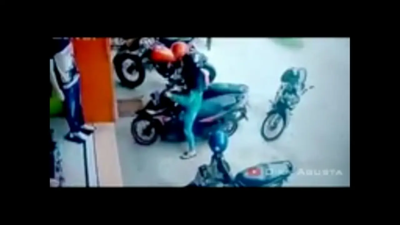Wanita hendak keluar parkir