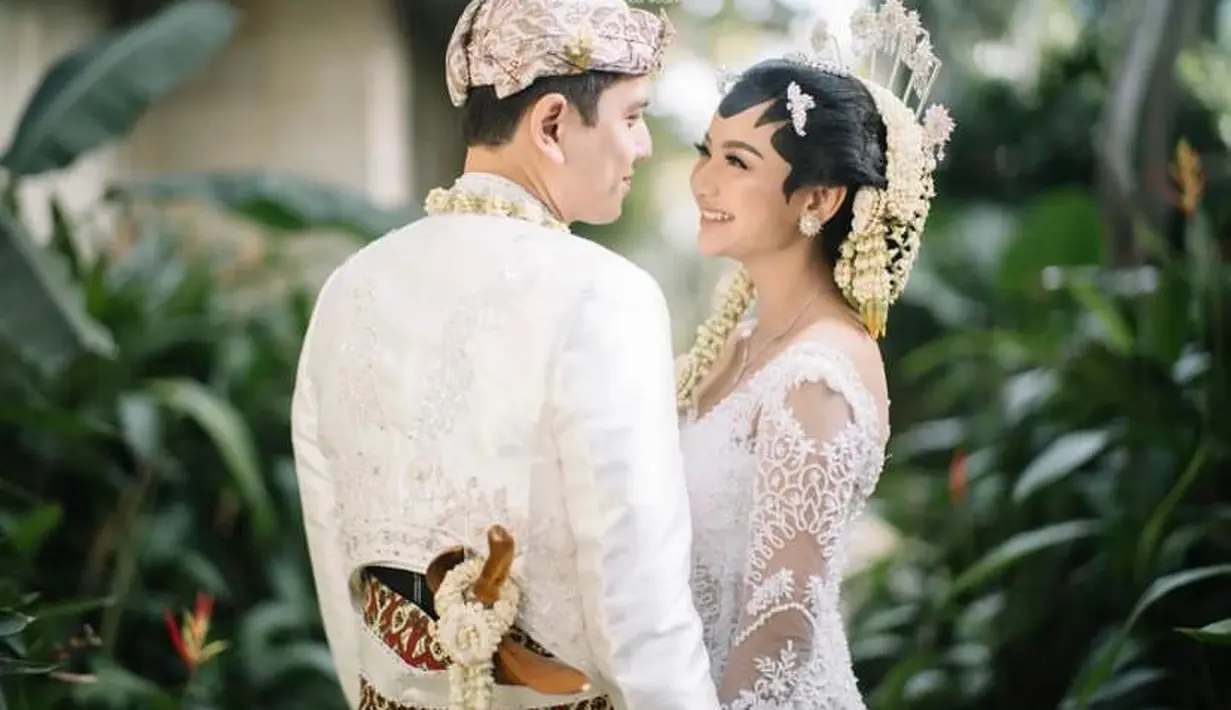 Tak ketinggalan kain batik dan blangkon yang melengkapi penampilan aktor 28 tahun itu. @imagenic/@askyfebrianti.